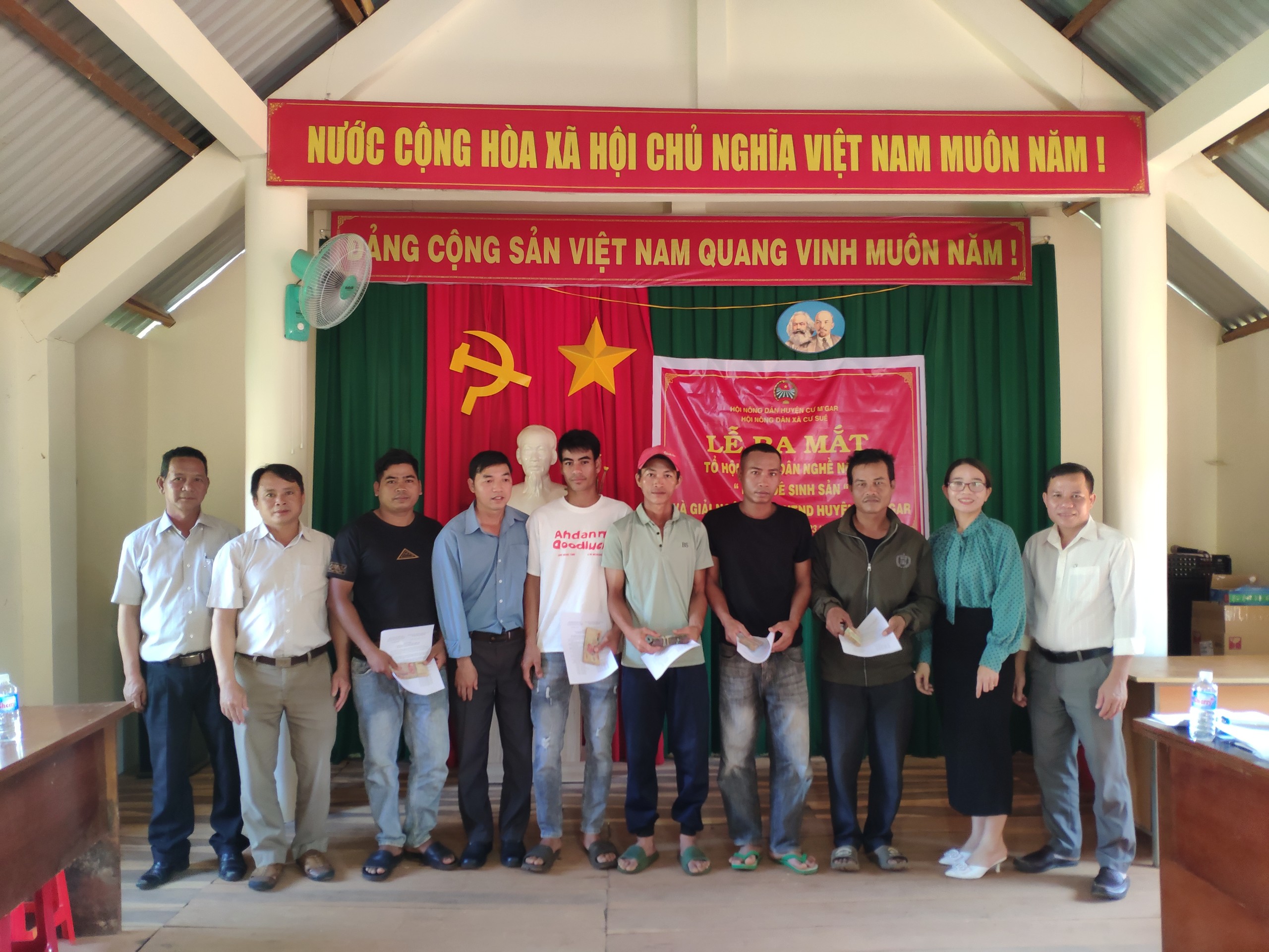Hội nông dân xã Cư Suê tổ chức lễ ra mắt Tổ hội nông dân nghề nghiệp nuôi "Dê sinh sản" tại buôn Sút Hluốt